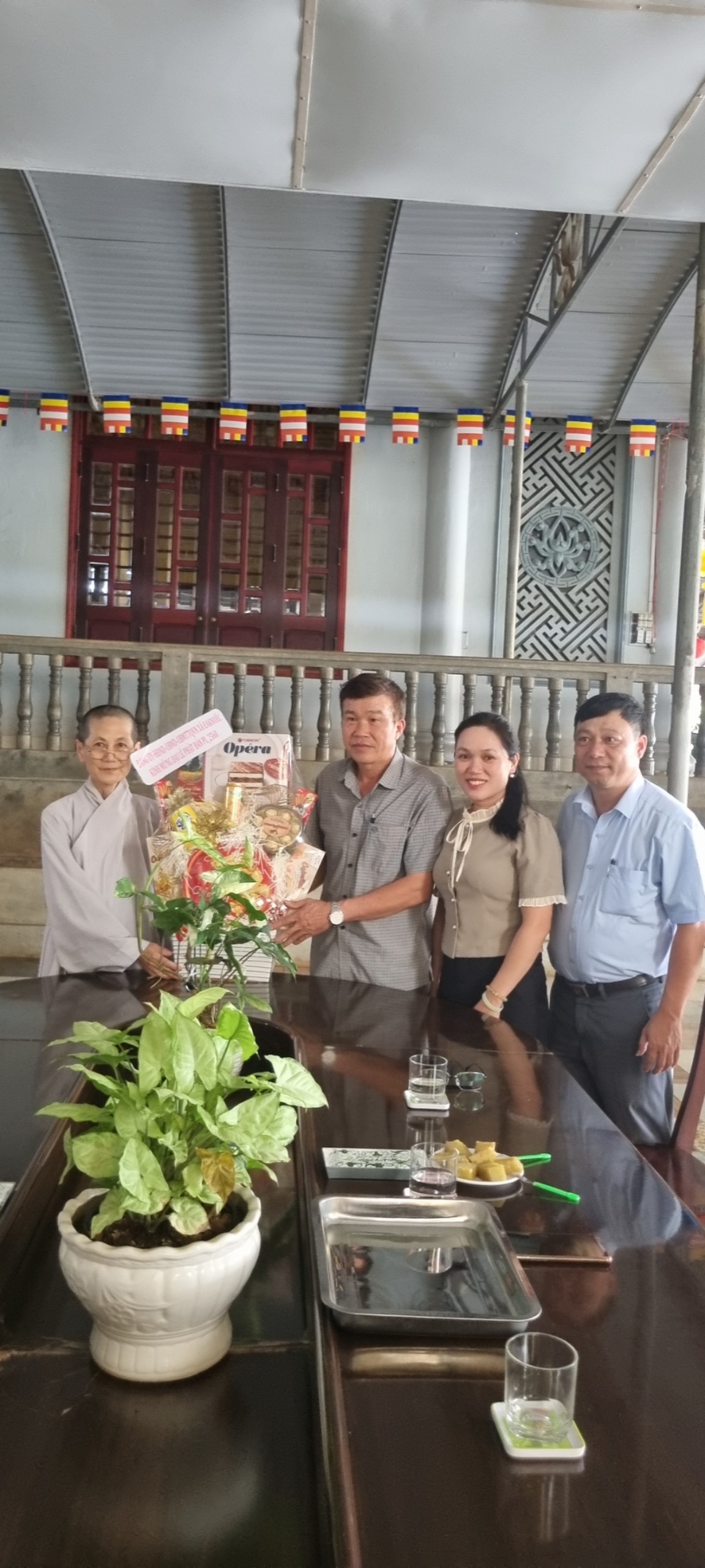 LÃNH ĐẠO ĐẢNG ỦY - HĐND - UBND - UBMTTQ VÀ CÁC ĐOÀN THỂ CỦA XÃ EA KNUẾC TỔ CHỨC THĂM, TẶNG QUÀ CÁC CƠ SỞ TÔN GIÁO NHÂN DỊP ĐẠI LỄ PHẬT ĐẢN PL.2568 – DL.2024.